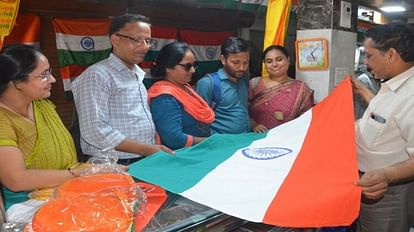 Market decorated with tricolor, buyers flocking