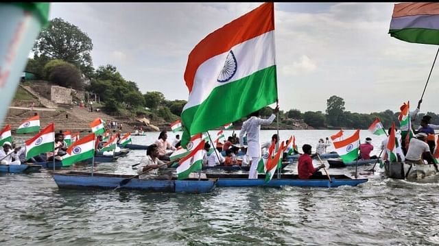 Tiranga Yatra: People swam in the swollen river in Jabalpur and boat landed in Sunar river in Damoh