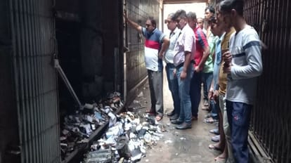 Varanasi: पूर्वांचल की सबसे बड़ी दवा मंडी के मेडिकल स्टोर में लगी भीषण आग, लाखों की दवाएं जलकर राख Fierce fire broke out in medical store of Purvanchal biggest drug market saptsagar varanasi