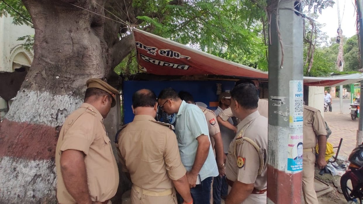 Stir on information about bomb in front of gate number four of Azad Park, bomb disposal squad reached the spot