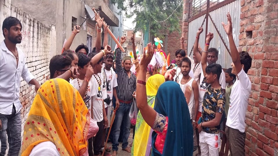 Muslims Showered Flowers On Kanwariyas In Etah Awagarh