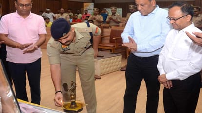 Maa Tujhe Pranam 22 policemen honored in Gorakhpur