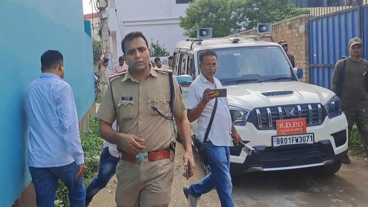 Armed miscreants looted about 16 lakh rupees from a businessman going to the bank in Hajipur