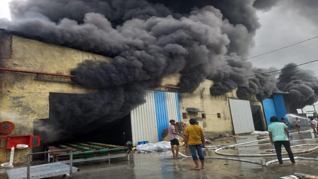 Choudhary foam house caught fire due to short circuit in Baghpat, loss of goods worth one crore