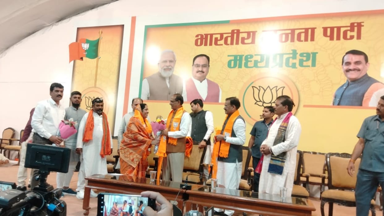 MP Politics: Chhaya More left Congress and joined BJP, took party membership in the presence of CM Shivraj