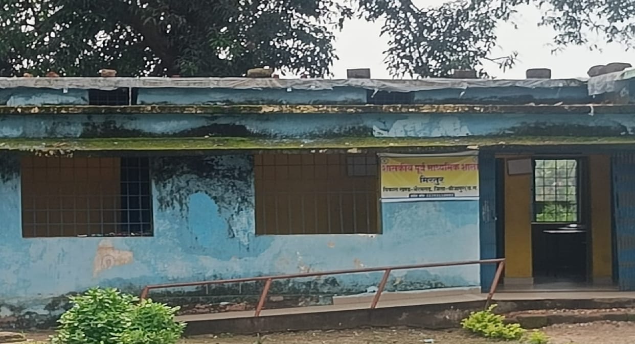 Mirtur Middle School completely dilapidated and authorities are not paying attention in Bijapur