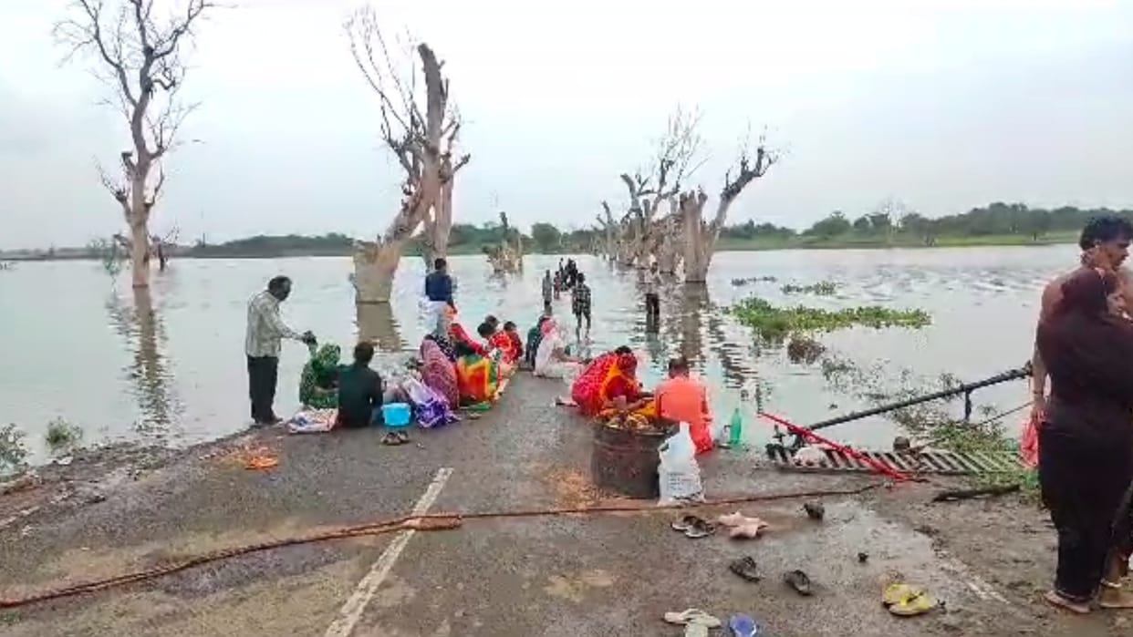 Barwani: Narmada flowing above the danger mark, security of kanwariyas being done by applying extra force