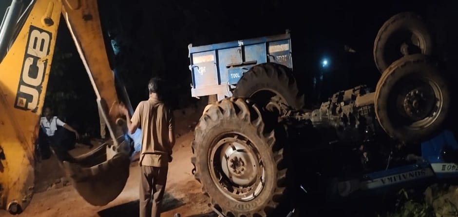 girl child died and three people injured after tractor overturned in Gariaband
