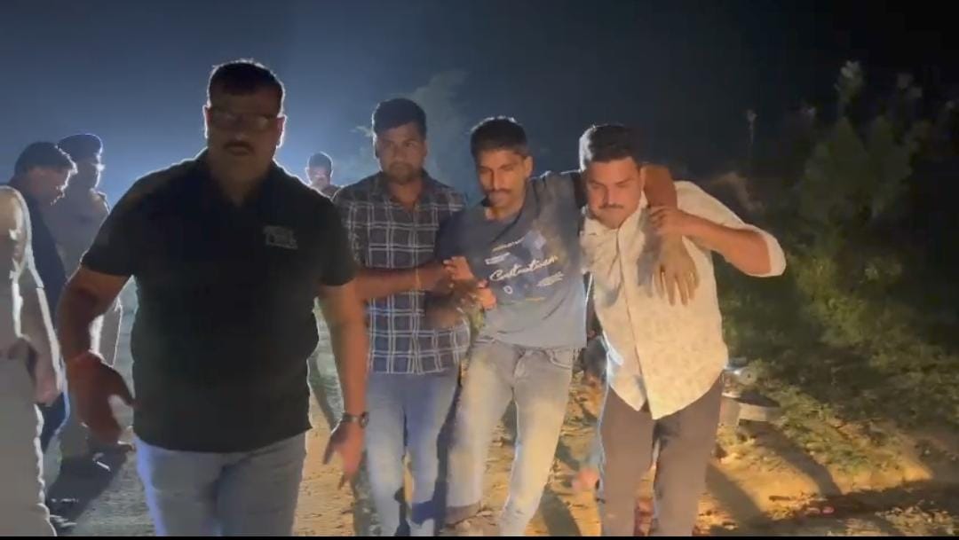 Police Encounter in Ghazipur Two vicious miscreants arrested one shot in  leg