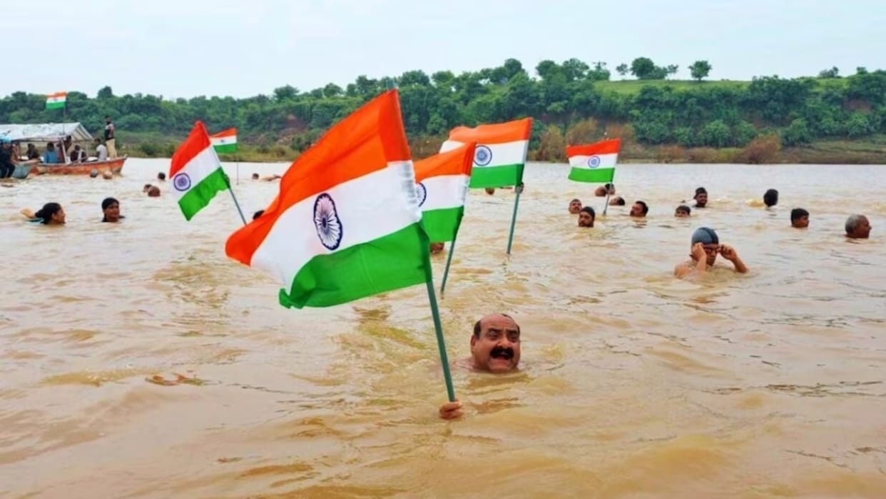 Tiranga Yatra: People swam in the swollen river in Jabalpur and boat landed in Sunar river in Damoh