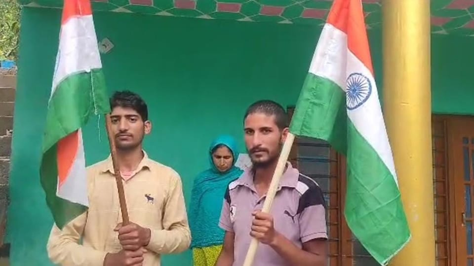 after terrorist mudasir family jahangir saroori family hoist tricolor at their home in kishtwar