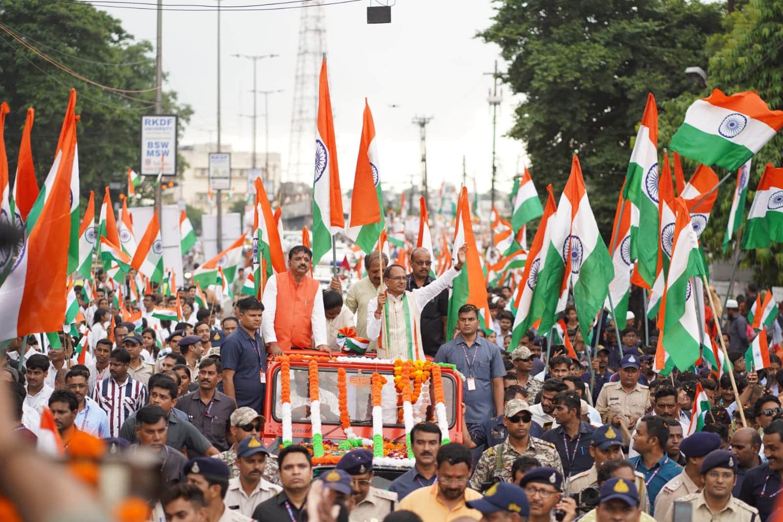 MP News: CM participated in the Tiranga Yatra in Bhopal, took the flag in his hand and said - it is a symbol o