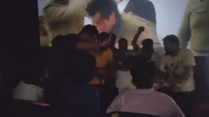 बागपत में गदर 2 शो के दौरान भिड़े दो गुट