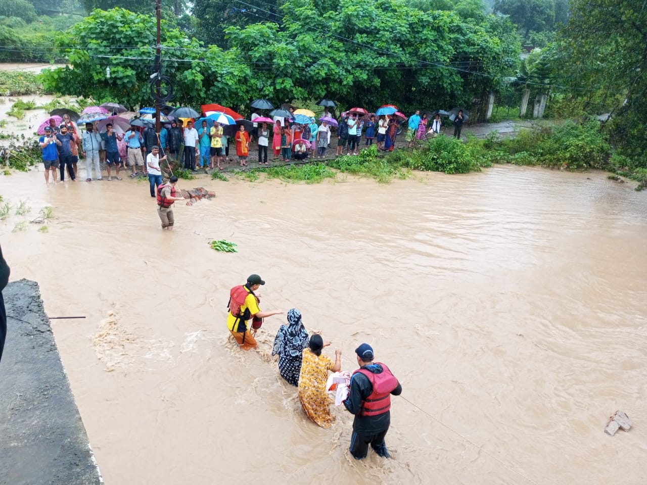 Dehradun Weather News five storey building of college collapsed water enters the resort after heavy rainfall