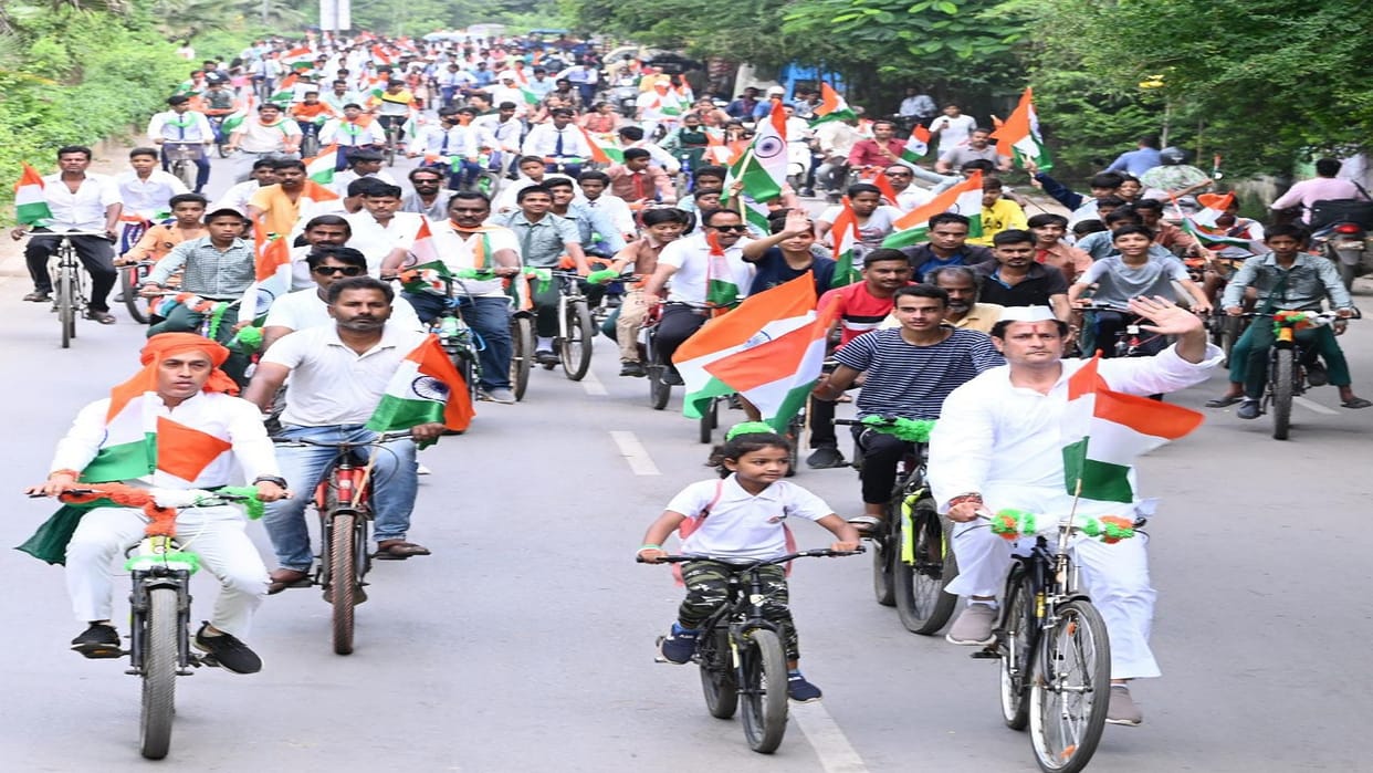 MLA Vikas took out cycle Tiranga Yatra in raipur city: Tribute to martyr Veer Narayan singh