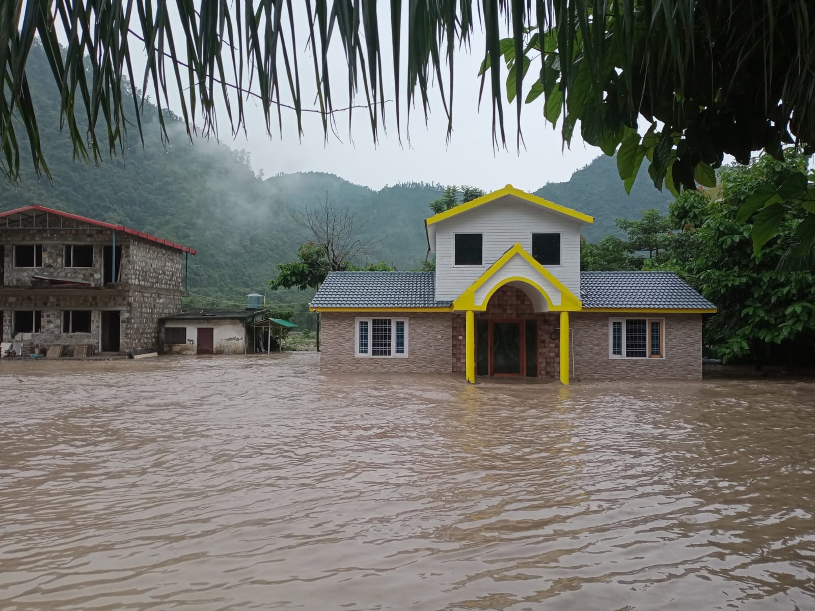 Dehradun Weather News five storey building of college collapsed water enters the resort after heavy rainfall