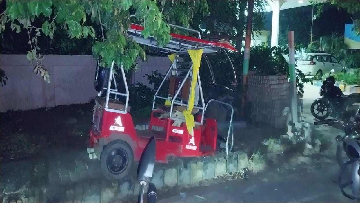 road accident CO City car rammed an e-rickshaw full of passengers IN kannauj