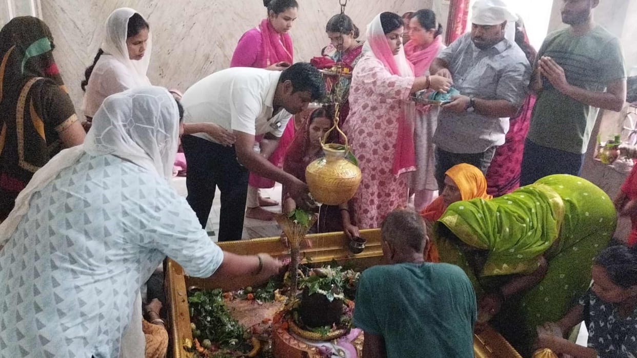 Sawan 2023 Devotees worshiped in Shiva temples on Monday Gorakhpur