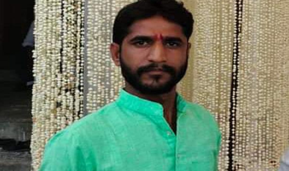 Dead body of Kotedar son found on railway track in varanasi relatives allege murder