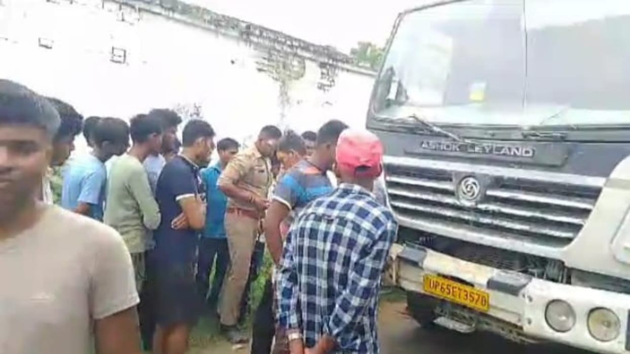 A dumper trampled a cycle rider in Lambhua thana in Sultanpur.