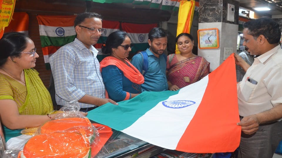 Market decorated with tricolor, buyers flocking