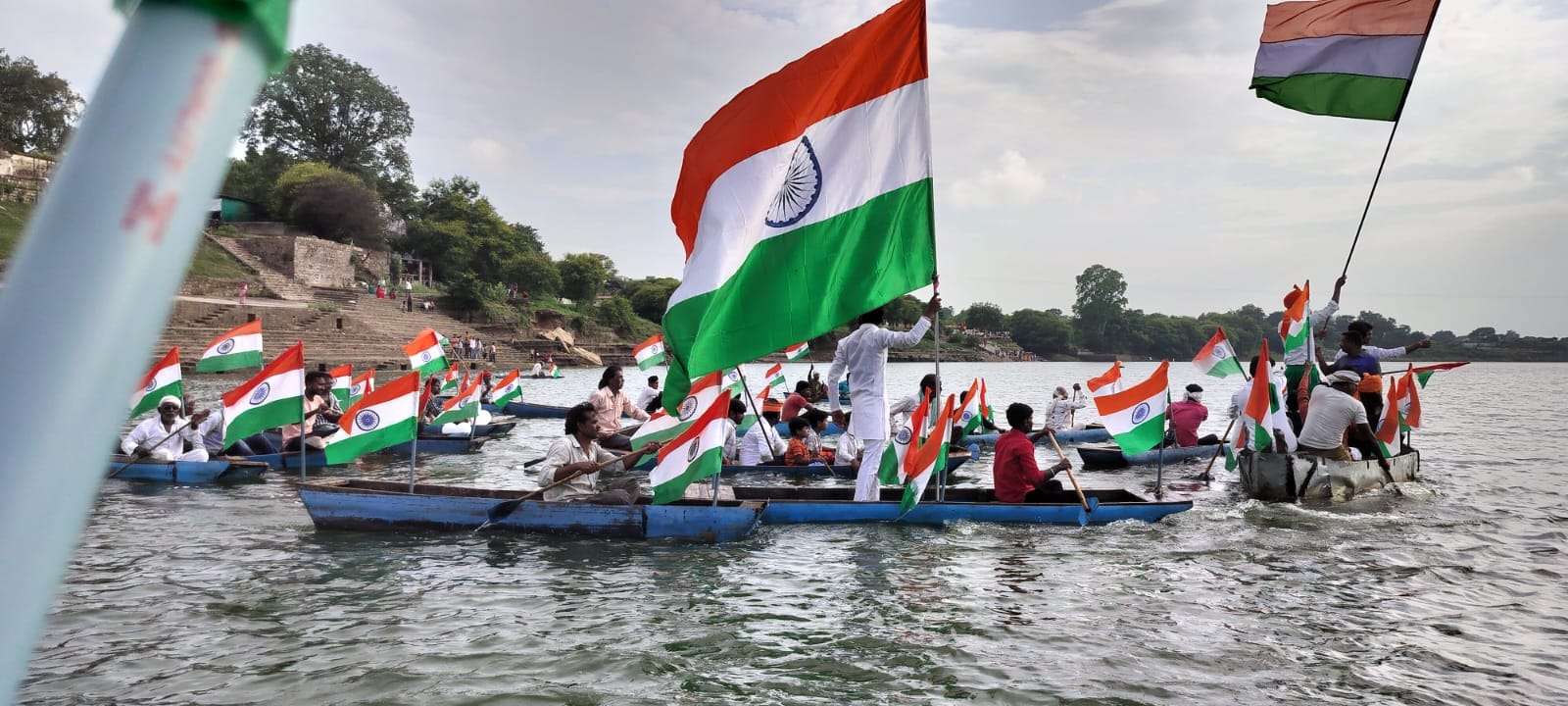 Tiranga Yatra: People swam in the swollen river in Jabalpur and boat landed in Sunar river in Damoh