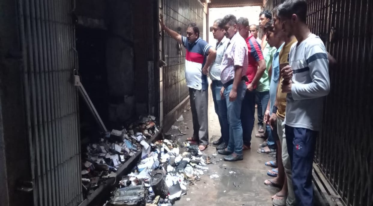 Fierce fire broke out in medical store of Purvanchal biggest drug market saptsagar varanasi