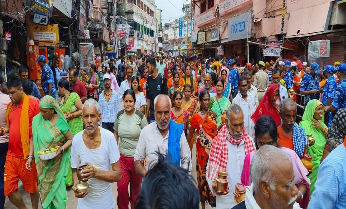 Sawan 2023 Kashi became saffron on sixth Monday of Sawan Ganga Ghat to Vishwanath Dham
