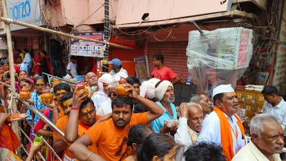 Sawan 2023 Kashi became saffron on sixth Monday of Sawan Ganga Ghat to Vishwanath Dham
