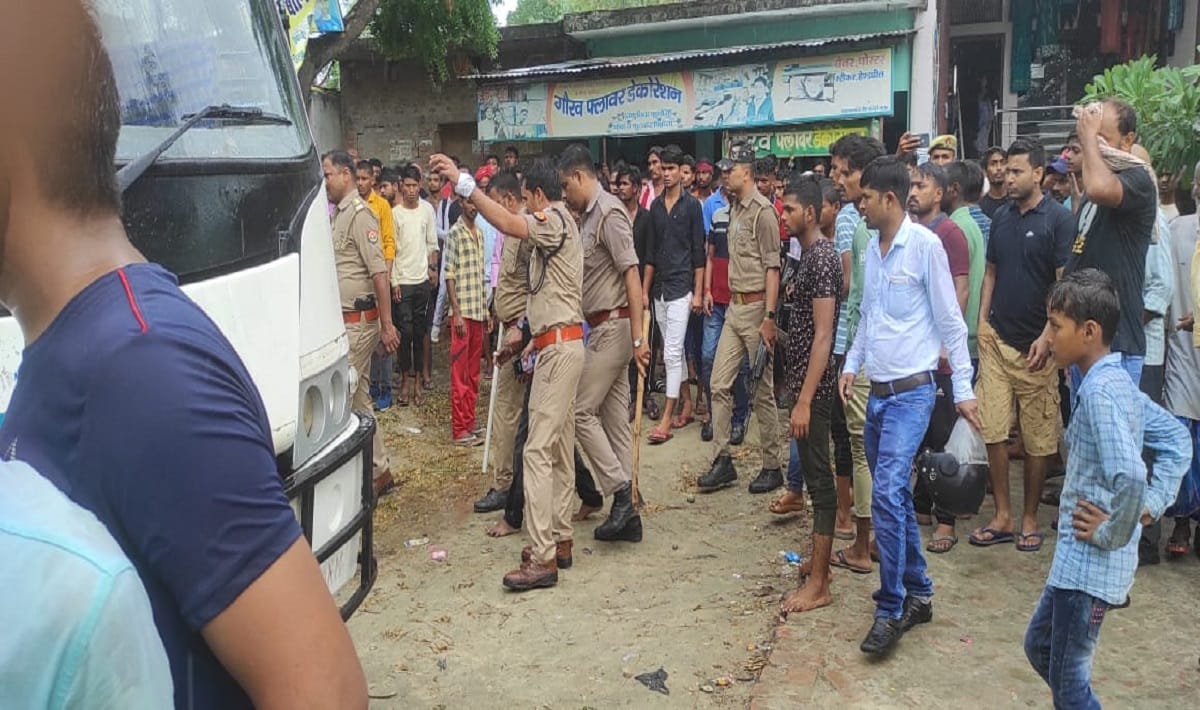 Overspeed bus crushed Girl student who returning home from school in mau