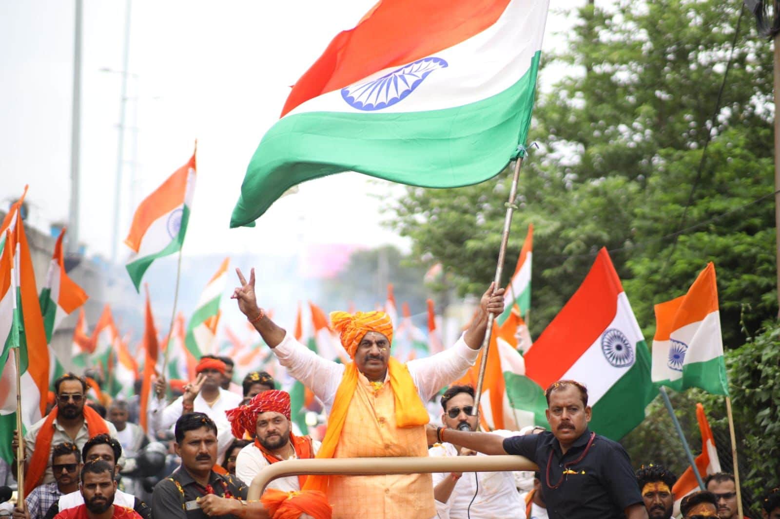 MP News: CM participated in the Tiranga Yatra in Bhopal, took the flag in his hand and said - it is a symbol o