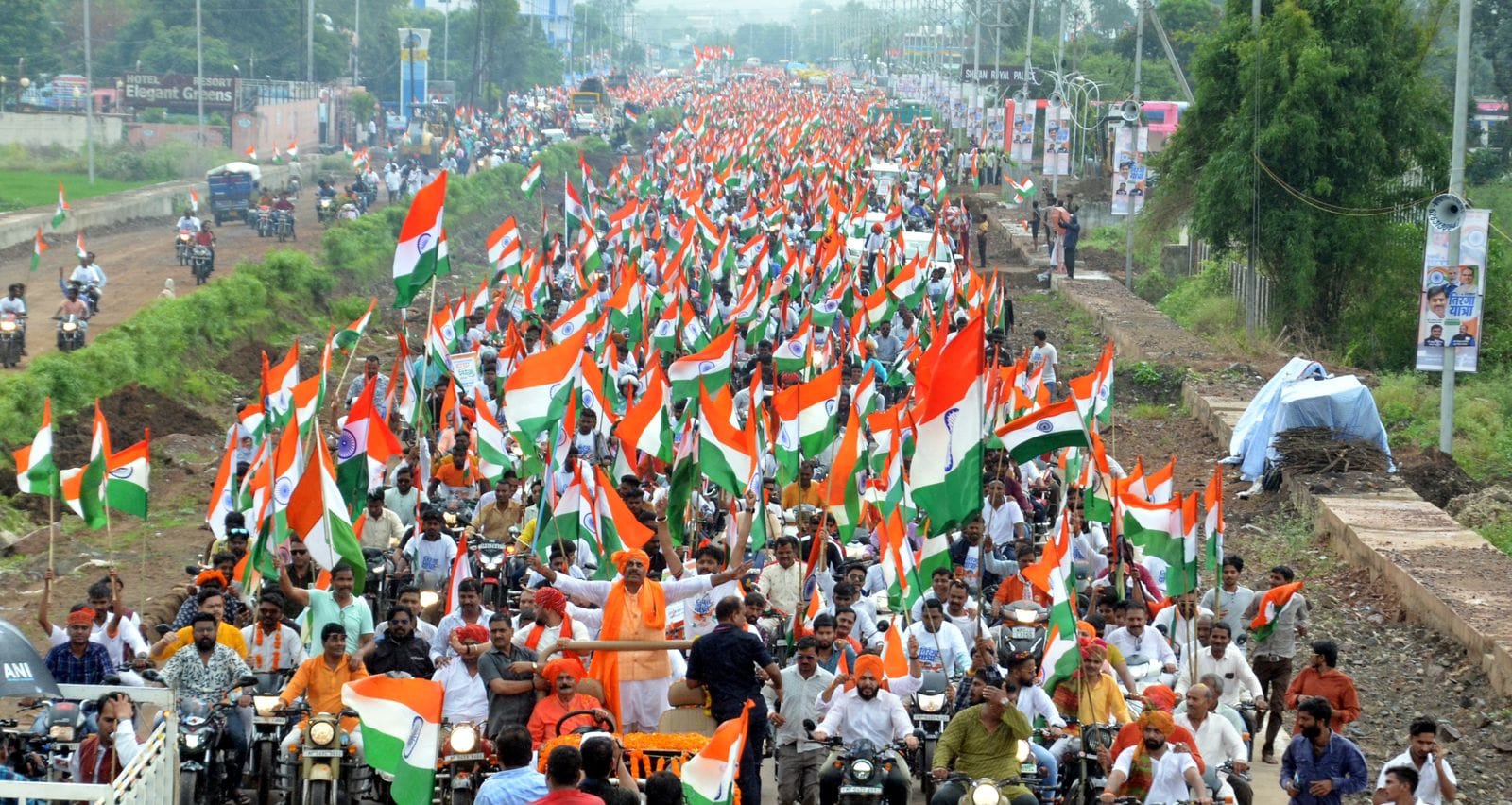 MP News: CM participated in the Tiranga Yatra in Bhopal, took the flag in his hand and said - it is a symbol o