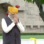 राजघाट में पीएम मोदी।
