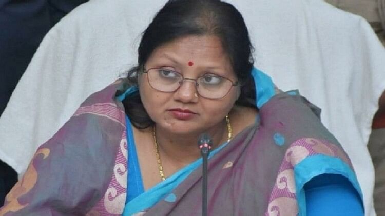 Minister of State for Rural Development vijay laxmi gautam s convoy attacked in Deoria