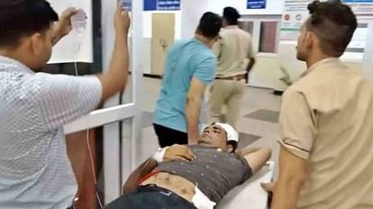 Gwalior: इनामी बदमाश को पकड़ने पहुंची पुलिस टीम पर फायरिंग: दो गोली लगने के बाद भी आरक्षक ने दबोच लिया बदमाश Firing on the police team that reached to catch the prize crook in Gwalior