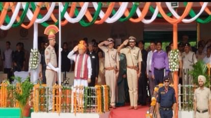 Haryana: सीएम मनोहर लाल ने फतेहाबाद में किया ध्वजारोहण, शहीदी स्मारक पर जाकर शहीदों को दी श्रद्धांजलि Haryana CM Manohar Lal hoisted flag in Fatehabad