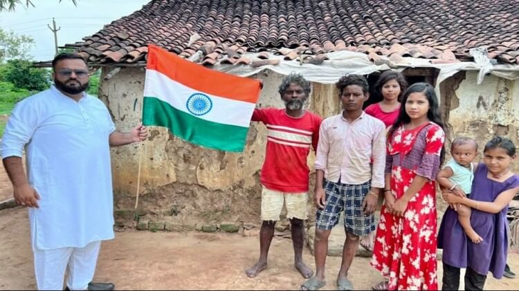 Gariaband: इम्मू दिलेर की दरियादिली, गरीबों में बांटा तिरंगा, कोरोना में भी कर चुके हैं लोगों की मदद