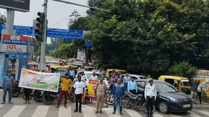 मां तुझे प्रणाम: चौराहों पर सायरन बजते ही 52 सेकंड के लिए थमी पीतलनगरी, राष्ट्रगान में सभी ने लिया भाग National Anthem echo main squares of Moradabad at 10 o'clock, program venues decorated