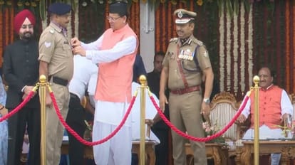 Independence Day 2023: मुख्यमंत्री सराहनीय सेवा पदक से नवाजे गए पुलिसकर्मी, सीएम धामी ने दिए मेडल Independence Day 2023 Chief Minister Meritorious Service Medal to Uttarakhand Police Four Officers