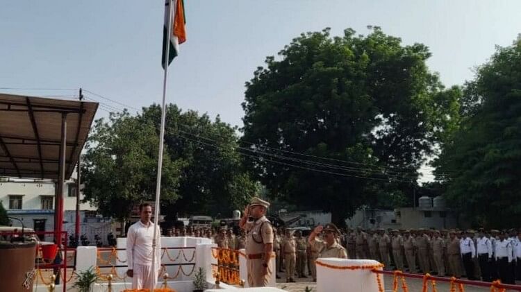 Mathura: आजादी के जश्न में डूबी तीर्थनगरी, स्वतंत्रता दिवस पर ध्वजारोहण कर अमर शहीदों को किया गया नमन