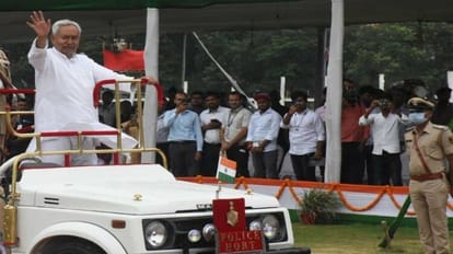 Independence Day Celebrations: Nitish Kumar hoisted Flag at Gandhi Maidan, Saharsa, Bihar News, teacher