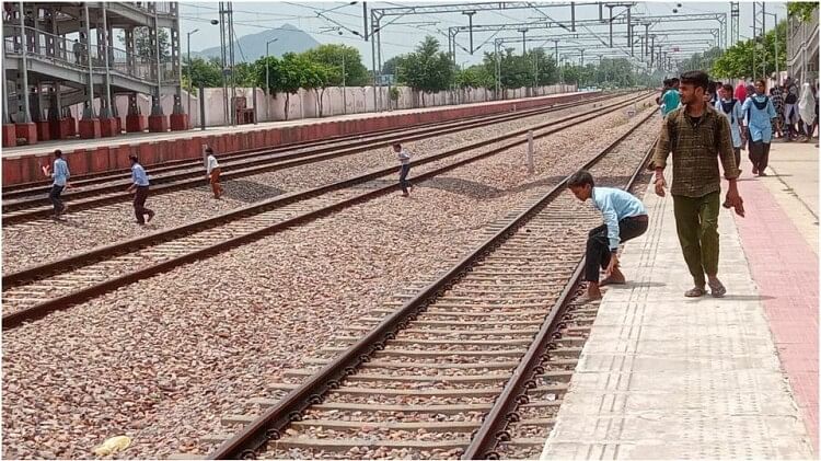 School children seen jumping tracks to participate in Independence Day program in Dausa