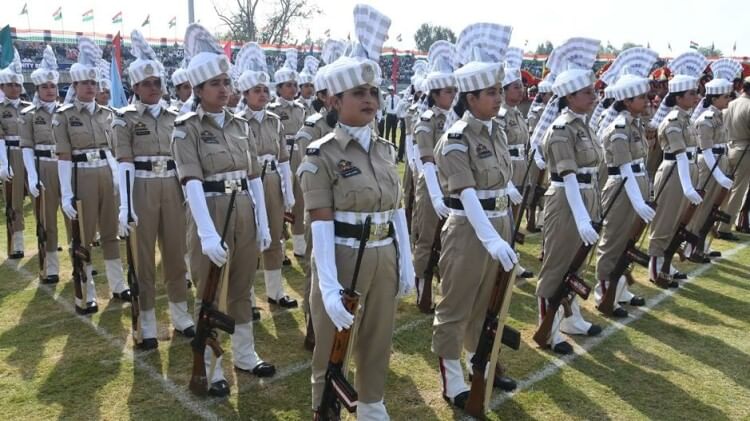 स्वतंत्रता दिवस: उपराज्यपाल बोले- अब जम्मू कश्मीर शांति, विकास और प्रकृति सुंदरता के लिए पहचाना जा रहा Independence Day 2023: lg Manoj Sinha hoist the National Flag at Bakshi Stadium Srinagar