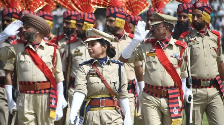 स्वतंत्रता दिवस: उपराज्यपाल बोले- अब जम्मू कश्मीर शांति, विकास और प्रकृति सुंदरता के लिए पहचाना जा रहा Independence Day 2023: lg Manoj Sinha hoist the National Flag at Bakshi Stadium Srinagar