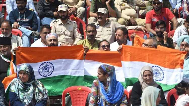 स्वतंत्रता दिवस: उपराज्यपाल बोले- अब जम्मू कश्मीर शांति, विकास और प्रकृति सुंदरता के लिए पहचाना जा रहा Independence Day 2023: lg Manoj Sinha hoist the National Flag at Bakshi Stadium Srinagar