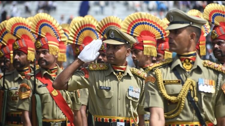 स्वतंत्रता दिवस: उपराज्यपाल बोले- अब जम्मू कश्मीर शांति, विकास और प्रकृति सुंदरता के लिए पहचाना जा रहा Independence Day 2023: lg Manoj Sinha hoist the National Flag at Bakshi Stadium Srinagar