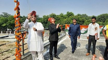 Basic Education Minister Sandeep Singh hoisted the flag in Aligarh