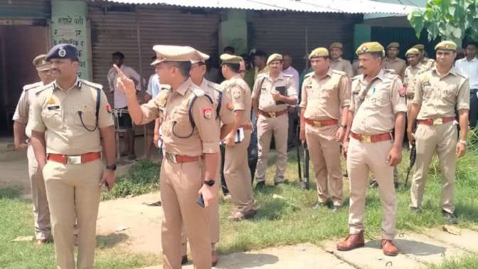 Two lakh looted by shooting operator at public service center
