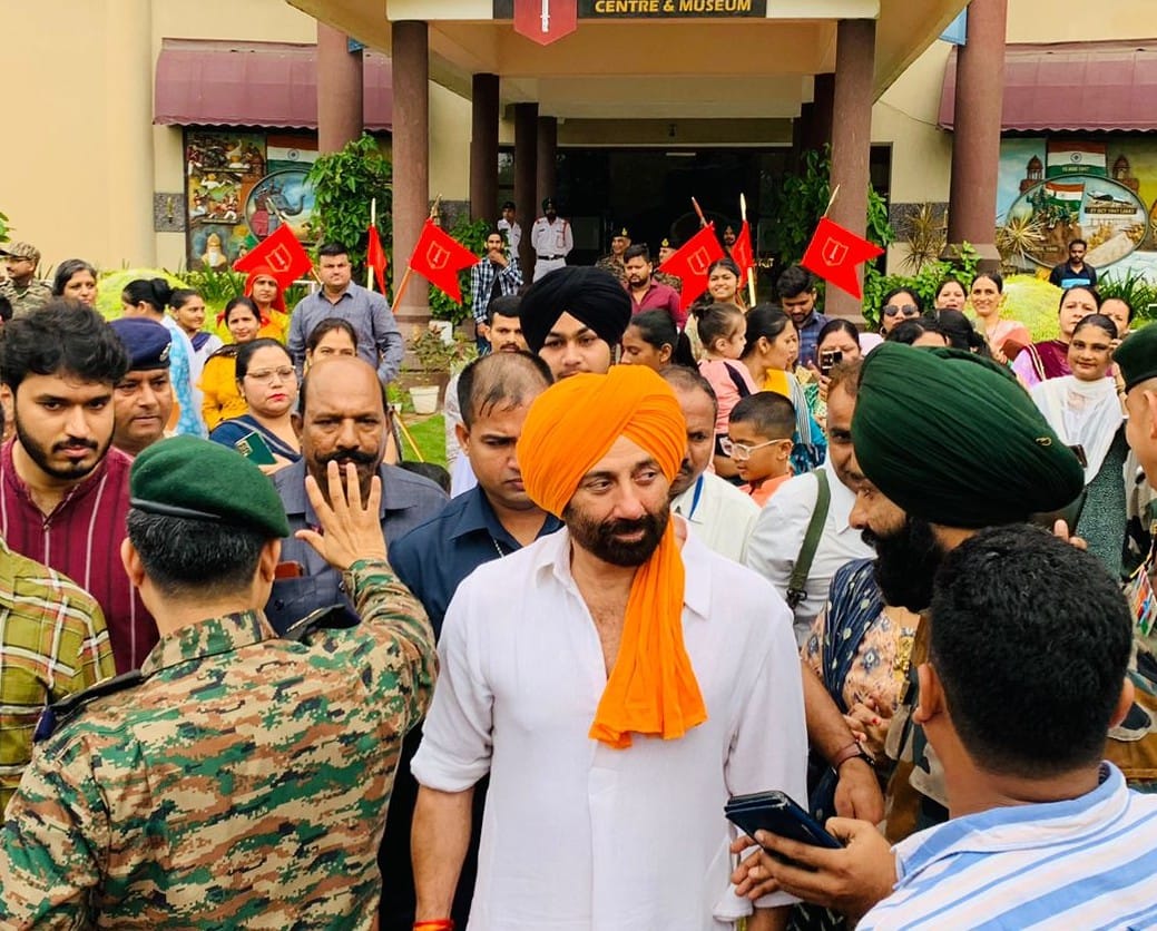 Actor Sunny Deol reached Indore, reached Mhow military area to hoist the flag