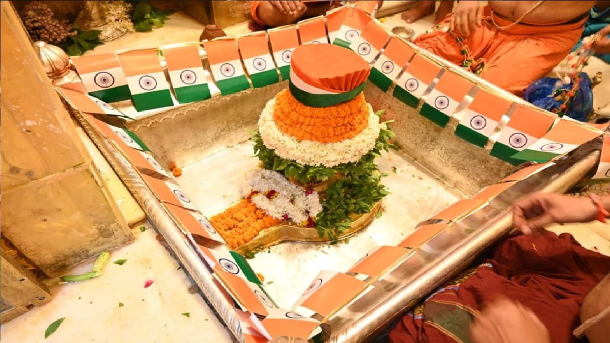 Grand decoration of Baba Vishwanath Temple on Independence Day in Varanasi